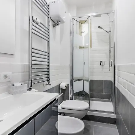 House Piramide Πανσιόν 4*